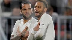 Soccer Football - Ligue 1 - Bordeaux vs Paris St Germain - Matmut Atlantique, Bordeaux, France - December 2, 2018  Paris St Germain&#039;s Neymar celebrates scoring their first goal with Dani Alves  REUTERS/Regis Duvignau