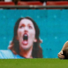 Pánico en Wembley: la caída de Shaw contra el suelo