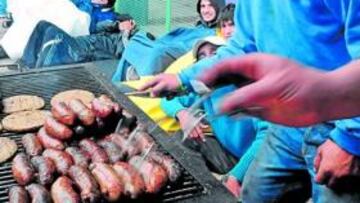 <b>COLAS Y REVENTA EN ARGENTINA</b> Rosario espera el Argentina- Brasil. Ayer se registraron largas colas y ya hay entradas en reventa por 1.500 euros. Alguno aprovechó para hacer negocio con hamburguesas y choripan.