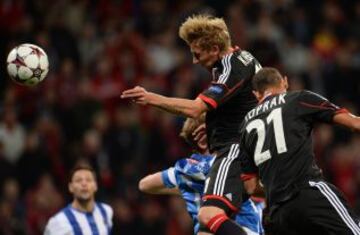 El defensor de la Real Sociedad Carlos Martínez, el delantero Stefan Kiessling y el turco Oemer Toprak del Leverkusen pugnan por el balón durante el partido de Champions League que enfrenta a ambos equipos