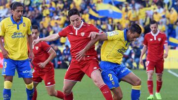 Samir Nasri pelea un balón con David Simón.