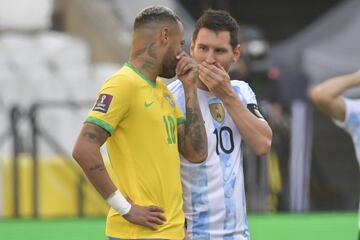 El partido de clasificaci¨®n para Qatar 2022 fue suspendido por motivos judiciales y sanitarios a los seis minutos del inicio del encuentro. Cuatro jugadores argentinos ten¨ªan permiso de la Conmebol de llegar a Brasil, mientras que el Gobierno local afirmaba que los jugadores provenientes de Gran Breta?a ten¨ªan la obligaci¨®n de hacer cuarentena. En la imagen, Neymar y Messi charlando.