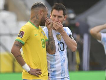 El partido de clasificación para Qatar 2022 fue suspendido por motivos judiciales y sanitarios a los seis minutos del inicio del encuentro. Cuatro jugadores argentinos tenían permiso de la Conmebol de llegar a Brasil, mientras que el Gobierno local afirmaba que los jugadores provenientes de Gran Bretaña tenían la obligación de hacer cuarentena. En la imagen, Neymar y Messi charlando. 