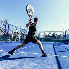 Se va a jugar al pádel en su baja laboral, la empresa le despide y la Justicia le da la razón con improcedente y 9.000 euros