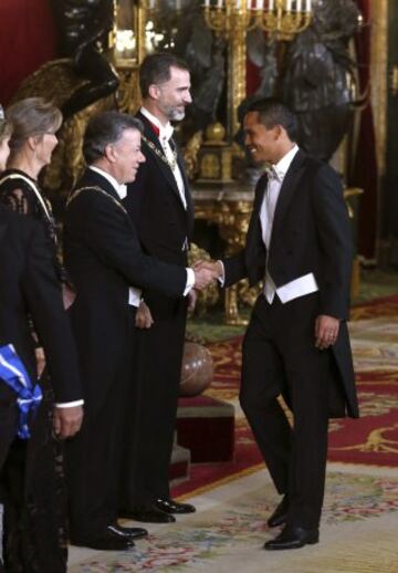 GRA497. MADRID, 02/03/2015.- El presidente de Colombia, Juan Manuel Santos (2i), junto a su esposa, María Clemencia Rodríguez (i), y el rey Felipe VI, saluda al jugador colombiano del Sevilla Carlos Bacca (d), momentos antes de la cena de gala que los Reyes les han ofrecido hoy en el Palacio Real con motivo de su visita de Estado a España de tres días. EFE/Alberto Martín