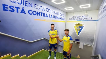 Óscar Melendo y Carlos Fernández en el túnel de vestuarios del Nuevo Mirandilla el día de su presentación como nuevos jugadores del Cádiz.