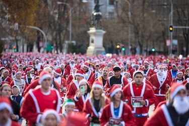 11.000 corredores disfrazados de Papá Noel han celebrado la nueva edición de la carrera más navideña, familiar y divertida de Madrid.