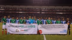 Previo al encuentro eliminatorio en San Pedro Sula, ambas selecciones posaron juntas en la foto oficial, cada una con una manta con dedicatorias.