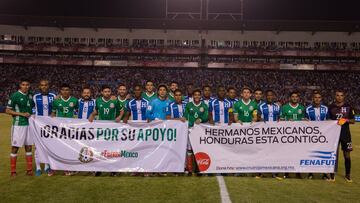 Previo al encuentro eliminatorio en San Pedro Sula, ambas selecciones posaron juntas en la foto oficial, cada una con una manta con dedicatorias.