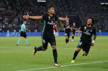 ¡¡MARCA CASEMIRO!! Pase en largo de Carvajal que deja totalmente solo al brasileño ante De Gea y remata de primeras cruzado para abrir el marcador