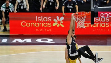 GRAFCVA6138. VALENCIA, 21/06/2020.- Los jugadores del Retabet Bilbao Basket celebran la canasta de su compañero el ala pívot bosnio Emir Sulejmanivic en los minutos finales del primer partido de la tercera jornada del grupo A de la fase final de la Liga ACB que han disputado ante el Iberostar Tenerife en el pabellón de la Fuente de San Luis de Valéncia. EFE/Manuel Bruque