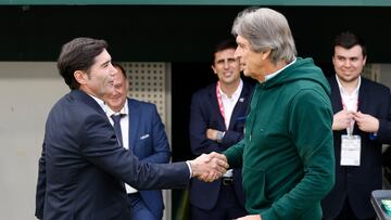 SEVILLA, 13/04/2025.- El entrenador del Villarreal, Marcelino García Toral (i), saluda al entrenador del Betis, Manuel Pellegrini, este domingo, durante el partido de la jornada 31 de LaLiga EA Sports, entre el Real Betis Balompié y el Villarreal CF, en el estadio Benito Villamarín de Sevilla. EFE/ Julio Muñoz