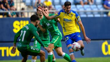 Carlos Fernández en el encuentro que enfrentaba al Racing frente al Cádiz en la jornada 10 de la Liga Hypermotion.