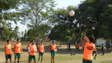 MECENAS. Los alumnos de Balón de Oro entrenándose en los terrenos que les ha facilitado el jugador rojiblanco.