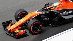 El chasis del McLaren brilla en el sector central de Sepang