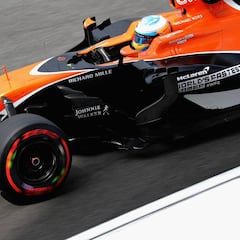 El chasis del McLaren brilla en el sector central de Sepang