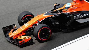 KUALA LUMPUR, MALAYSIA - SEPTEMBER 30: Fernando Alonso of Spain driving the (14) McLaren Honda Formula 1 Team McLaren MCL32 on track during final practice for the Malaysia Formula One Grand Prix at Sepang Circuit on September 30, 2017 in Kuala Lumpur, Malaysia.  (Photo by Mark Thompson/Getty Images)