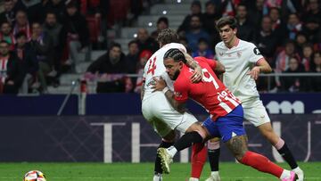 MADRID, 25/01/2024.- El delantero del Atlético de Madrid Memphis Depay (c) trata de escapar de Sergio Ramos (i), del Sevilla, durante el partido de cuartos de final de la Copa del Rey de fútbol que Atlético de Madrid y Sevilla FC han disputado este jueves en el estadio Civitas Metropolitano. EFE/Kiko Huesca
