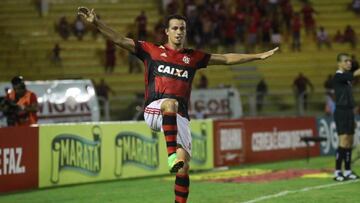 Leandro Damiao celebra un gol con Flamengo.