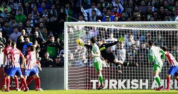 El Atlético cayó en el Villamarín, pero Oblak dejó la que puede ser una de las paradas de la Liga. Voló literalmente para llegar con la mano derecha a un cabezazo de Feddal cuando, como se observa en la imagen, los aficionados del Betis ya cantaban el gol. Después, estuvo cerca de detener el penalti de Canales pero ya no pudo el esloveno rubricar el milagro doble. El Atlético perdió pero la parada queda.