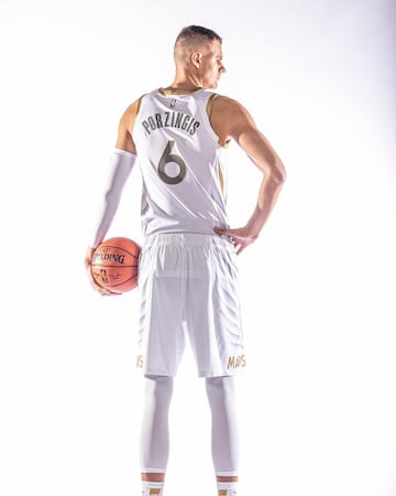 La franquicia de Texas ha presentado su equipación City Edition donde el blanc y el dorado son los colores protagonistas. La nueva equipación ha incendiado las redes por el gran parecido al uniforme del Real Madrid Baloncesto. 