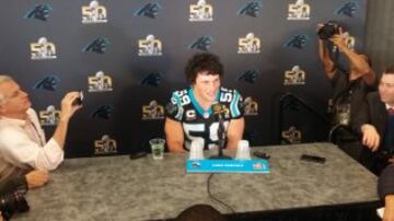 Luke Kuechly, disfrutando con los medios