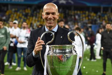 El entrenador francés del Real Madrid sostiene la Copa de Europa conseguida este año tras ganar al Liverpool en la final. 