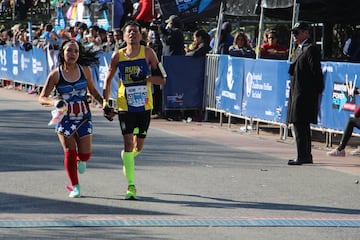 Monterrey vivió una fiesta importante con el Maratón Powerade, donde decenas de corredores desafiaron al frío para cumplir esta meta.