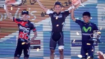 Juli&aacute;n Arredondo celebra su victoria en el podio junto a Peter Stetina y Nairo Quintana.