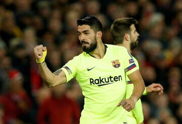 0-1. Luis Suárez celebró el primer gol marcado por Luke Shaw en propia puerta.