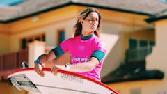 La surfista vasca Leticia Canales a punto de entrar en el agua en el Sydney Surf Pro, evento del QS de la WSL en el que consigui&oacute; su mejor resultado en la World Surf League, justo antes de la pandemia de coronavirus. 