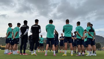 Rey se dirige a sus jugadores en un entrenamiento de esta semana.