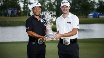 Los golfistas estadounidense Xander Schauffele y Patrick Cantlay posan con el trofeo de campeones del Zurich Classic de New Orleans en el TPC Louisiana de Avondale, Louisiana.