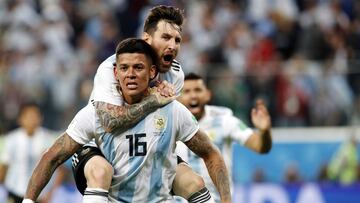Marcos Rojo y Lionel Messi celebrando el gol de Argentina ante Nigeria en el Mundial Rusia 2018