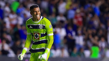 Kevin Mier of Cruz Azul during the Quarter-Final first leg match between Leon and Cruz Azul as part of the Liga BBVA MX, Torneo Clausura 2025 at Nou Camp Stadium on May 08, 2025 in Leon, Guanajuato, Mexico.