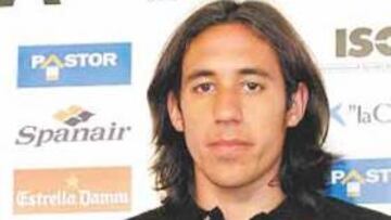 <b>UNA DEUDA DE VÉLEZ ESTUVO A PUNTO DE ROMPER EL ACUERDO</b>. Ciertos problemas económicos estuvieron a punto de romper las negociaciones en la mañana de ayer. Con Gutiérrez ya en Palma, una deuda pendiente de Vélez con el jugador lo paralizó todo. Finalmente, los presidentes Vicente Grande y Raúl Gámez llegaron a un acuerdo con el futbolista.