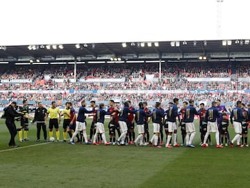 Los jugadores del Osasuna y del Real Madrid se saludan antes del inicio del encuentro. 