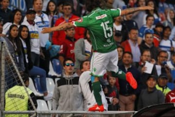 El jugador de Audax Italiano Sebastian Pol agrede a un hincha del  Universidad Catolica en el partido disputado en el estadio San Carlos de Apoquindo de Santiago, Chile.