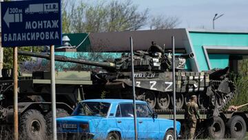 A captured Russian tank is carried on a platform by the Ukrainian army on a road outside Dnipro, Ukraine, April 30, 2022. REUTERS/Jorge Silva