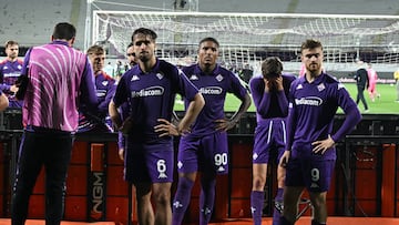 Los jugadores de la Fiorentina cabizbajos tras una derrota.