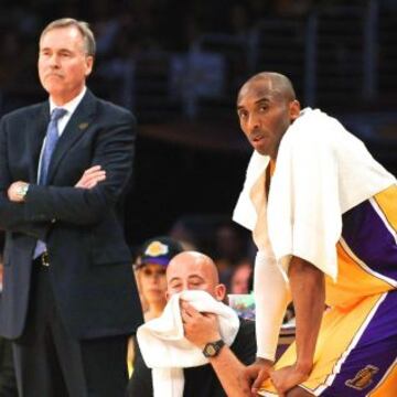 Una más. Gesto serio en ambos. Las continuas derrotas maltrataron su relación.