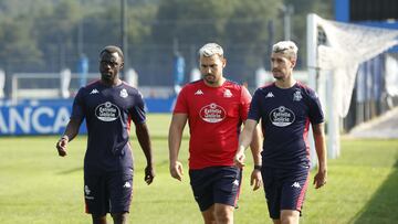 Iano y Escudero retirándose ante de iniciarse el entrenamiento del Deportivo.