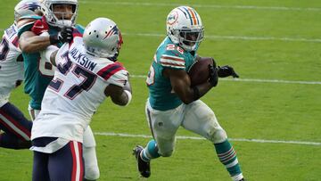 Al correr para 250 yardas, la mayor cifra para Miami en la temporada, los Dolphins terminan con la racha de 11 a&ntilde;os al hilo de New England avanzando a postemporada.