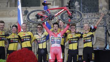 Primoz Roglic levanta su bicicleta, junto a sus compa&ntilde;eros de equipo, como ganador de la Vuelta.