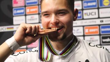 Emilio Arellano con la medalla cosechada en Glasgow.