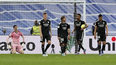 Courtois, Kroos, Modric, Militao y Casemiro, tras el segundo gol del Barcelona en el Clásico del domingo.