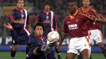ROM07D:SPORT-SOCCER:ROME,16FEB99 - Atletico Madrid's player Jose Mari tries to score as  AS Roma's Brazilian defender Dos Santos Aldair (R) looks on  during their UEFA Cup quarter-final second leg soccer match at the Rome's Olympic stadium March 16.      pc/Photo by Paolo Cocco REUTERS