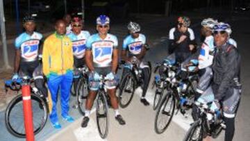 Abraham Olano junto a los ciclistas de la Selección de Gabón, con las equipaciones y las bicicletas de la Fundación Contador.