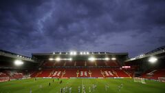 El Atl&eacute;tico ayer, entren&aacute;ndose sobre la hierba de Anfield, donde hoy jugar&aacute; ante el Liverpool la vuelta de los octavos de final.