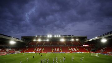 El Atl&eacute;tico ayer, entren&aacute;ndose sobre la hierba de Anfield, donde hoy jugar&aacute; ante el Liverpool la vuelta de los octavos de final.